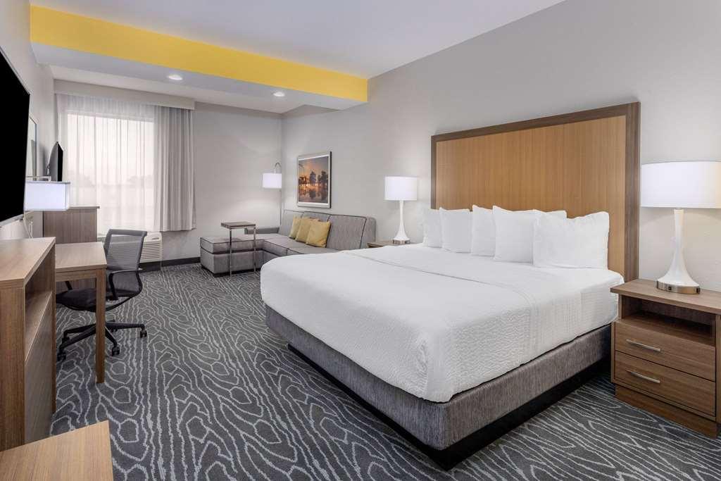 La Quinta Inn & Suites By Wyndham Валдоста Номер фото